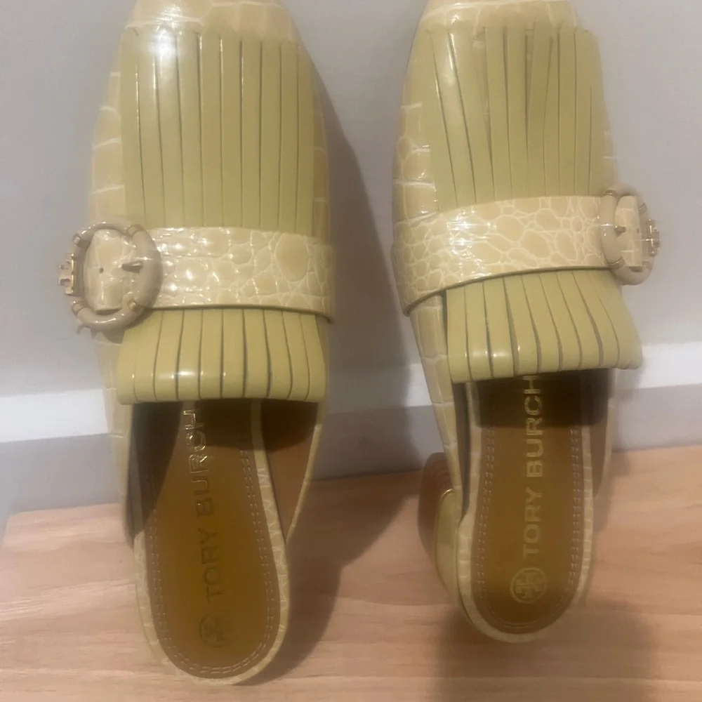 Tory Burch multi logo‎ KILTIE MULE in CORNBREAD 9